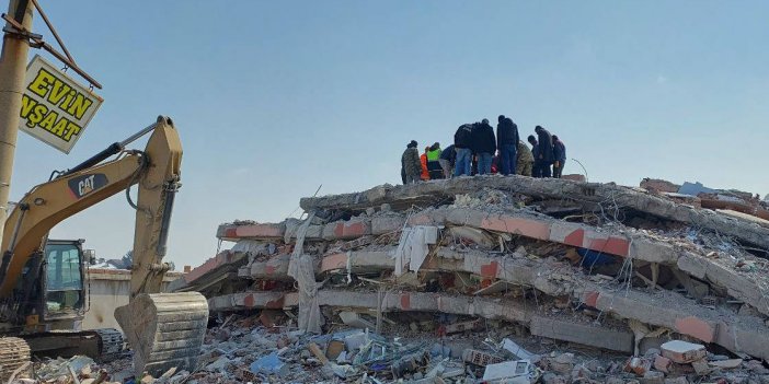 RSF: Gazeteciler hem depremden hem baskılardan çekti