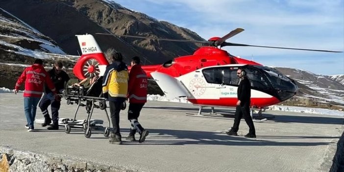 Başkale'de hamile kadın ambulans helikopterle hastaneye ulaştırıldı