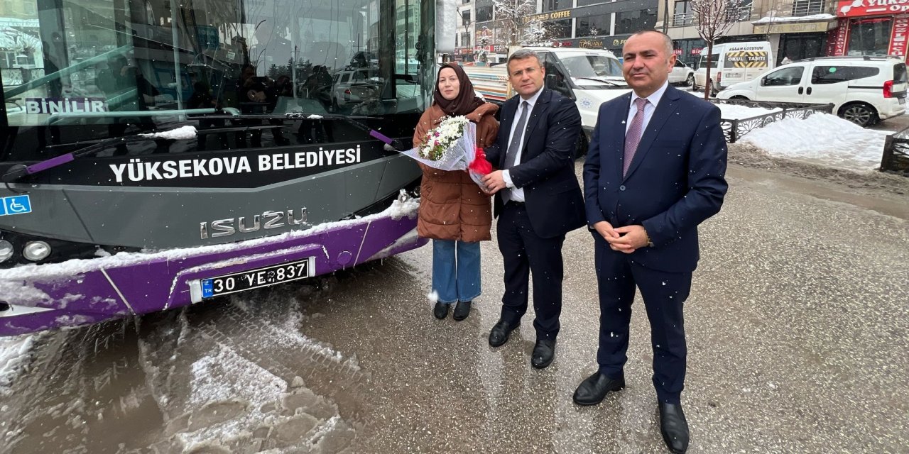 Yüksekova’nın ilk kadın toplu taşıma şoförüne durakta kutlama