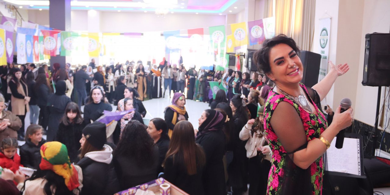 Yüksekova'da kadınlar 8 martı halay çekerek kutladı
