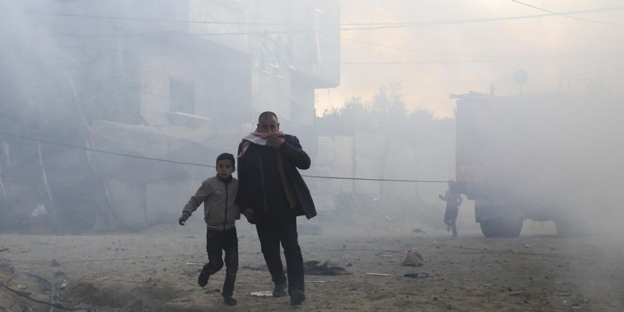 Gazze’ye havadan indirilen yardım kutuları sivillerin üzerine düştü: Ölü ve yaralılar var