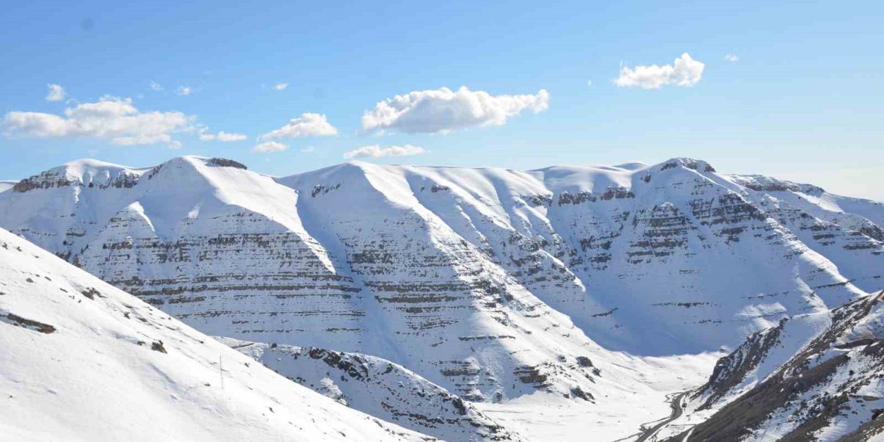 Kar altında kalan Tanin Tanin Dağları havadan görüntülendi