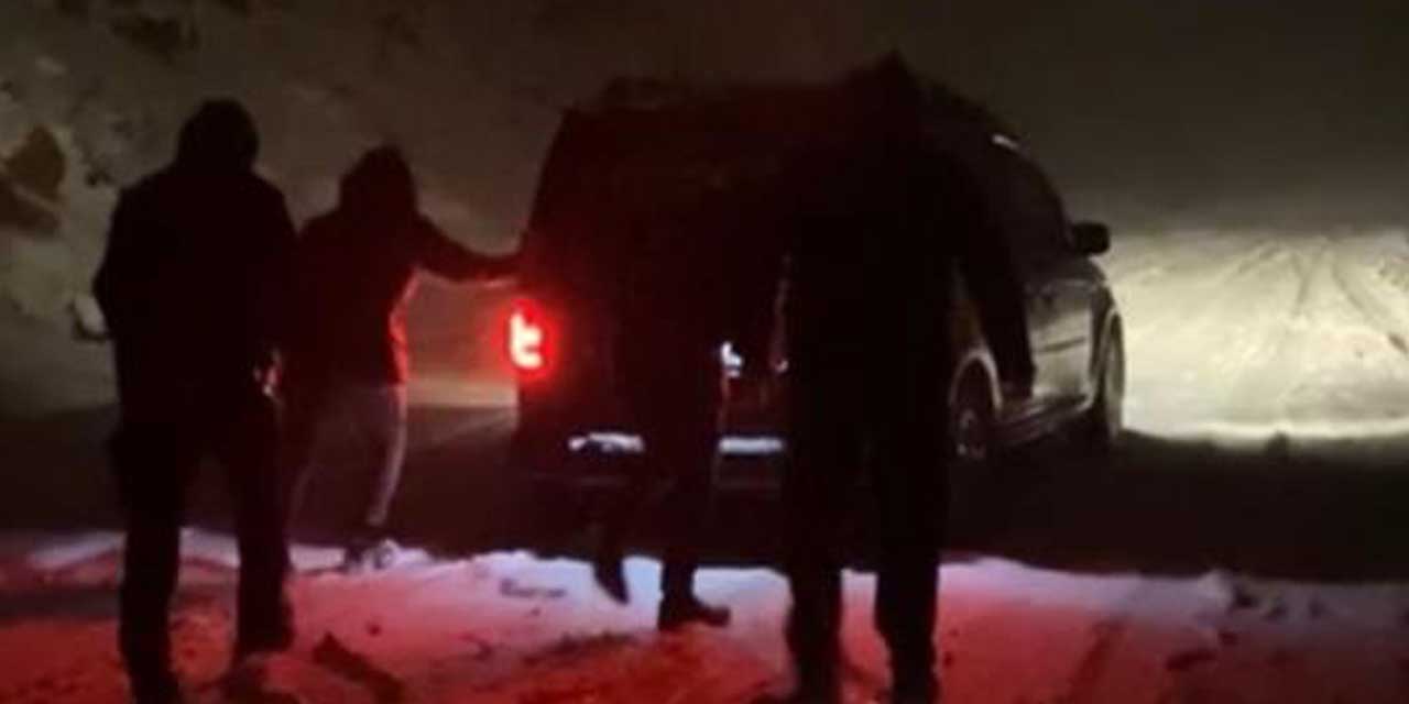 Hizan yolunda yoğun kar yağışı nedeniyle araçlar mahsur kaldı