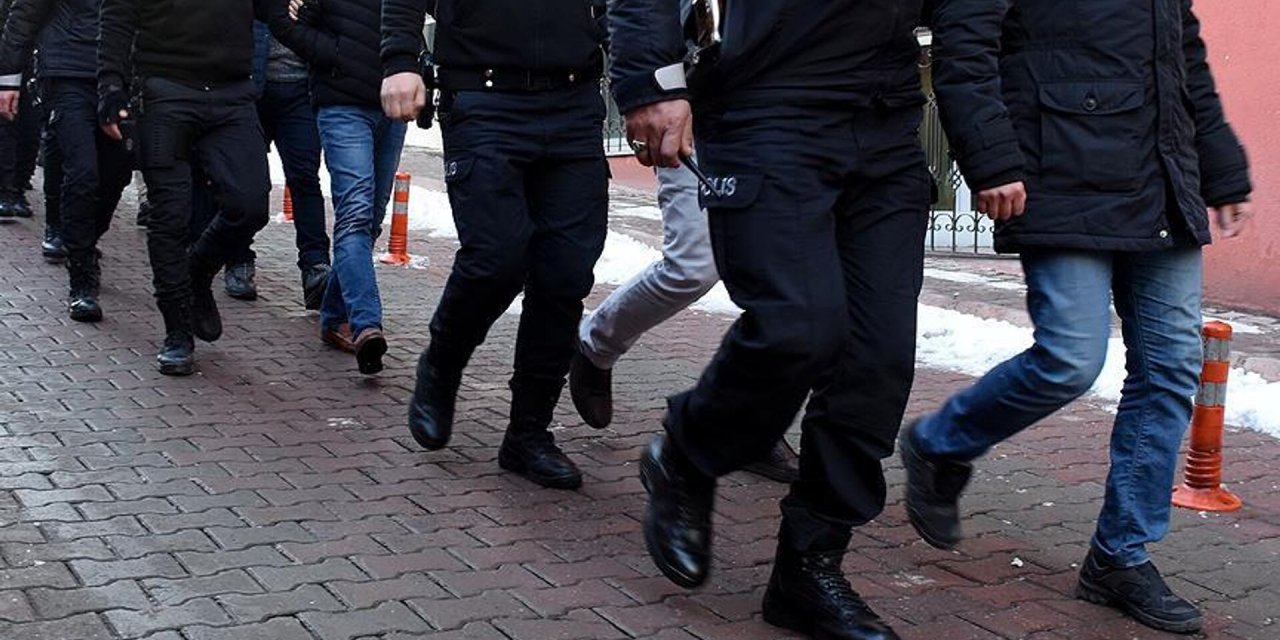 Türkiye’de yasal kalış hakkı olmayan yabancılara sahte belge düzenleyen 25 şüpheli yakalandı
