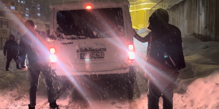Yüksekova'da, karda minibüs rampada mahsur kaldı