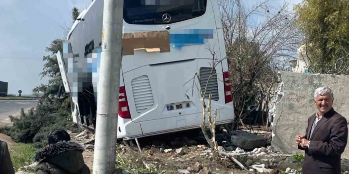 Mardin’de yolcu otobüsü bir evin bahçesine girdi