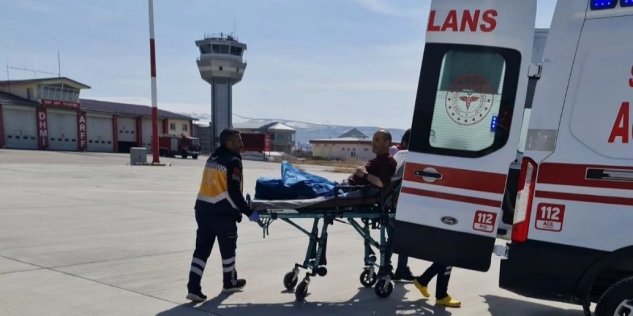 Bahçesaray'da ambulans helikopter göğüs ağrısı olan hasta için havalandı