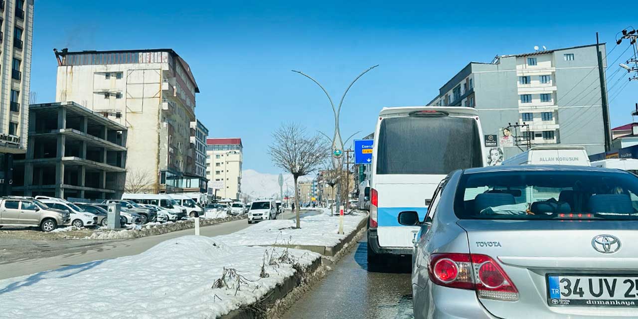 Yüksekova'da trafik sorunu azaltılacağına arttırıldı: Kavşaklar açılmalı