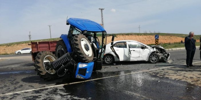 Diyarbakır’da otomobil ile traktör çarpıştı: 5 yaralı