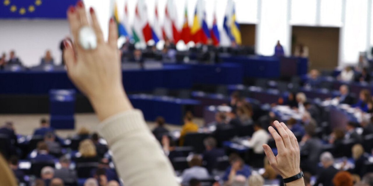 Avrupa Birliği, gazetecileri baskılara karşı daha sıkı koruyacak yasayı kabul etti