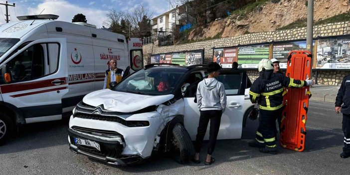 Mardin’de iki otomobil çarpıştı: 2 yaralı