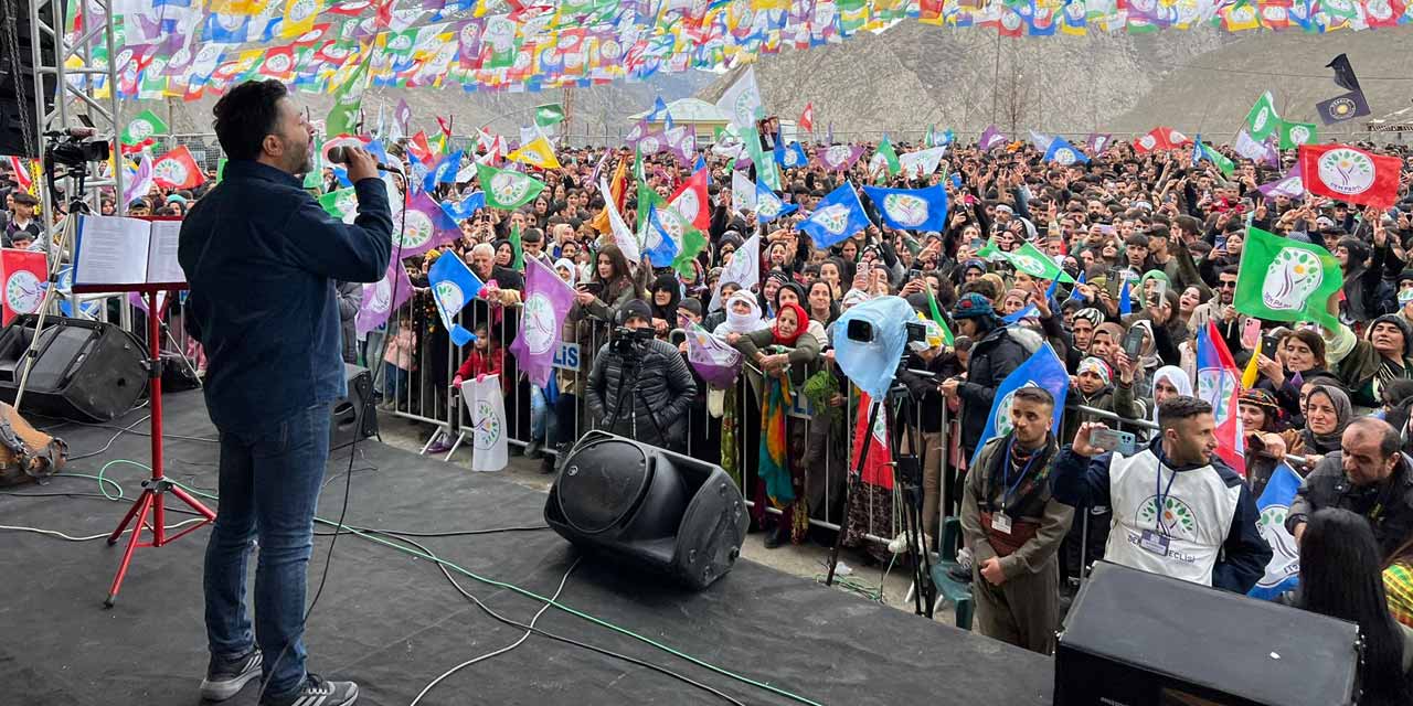 Hakkari Merkez'de 2024 Newroz'u halaylarla kutlandı