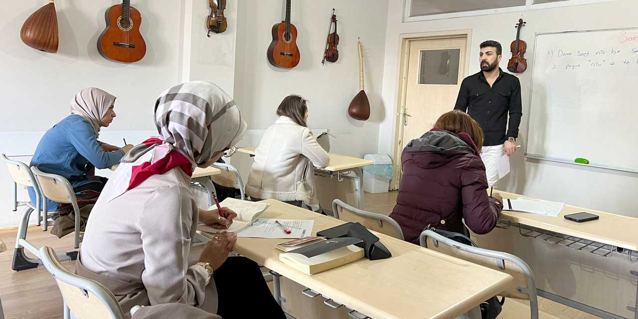 Yüksekova'daki Kürtçe kursuna daha çok memurlar ilgi gösteriyor