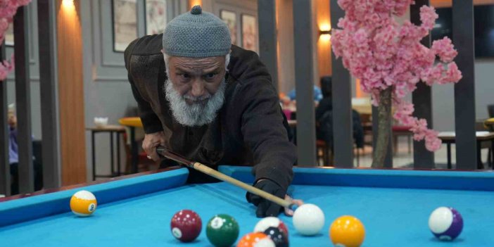 68 yaşındaki Turgut Dede, bilardo tutkusunu 35 yıldır sürdürüyor