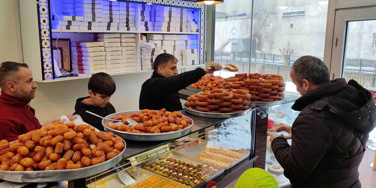 Ramazan ayı Yüksekova'daki tatlıcıların yüzünü güldürdü