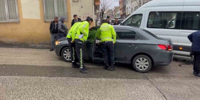 Antep'te işçi servisi ile otomobil çarpıştı: 3 yaralı