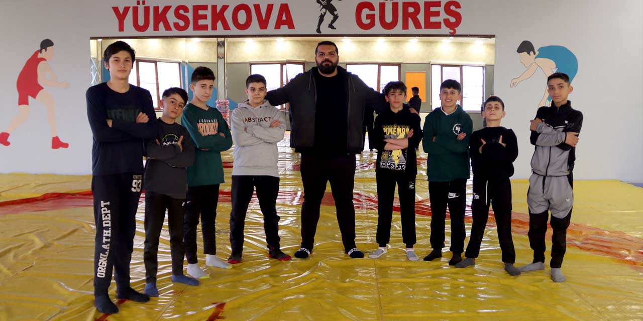 Yüksekova'daki çocuklara güreş sporunu öğrenme imkanı sağlanıyor
