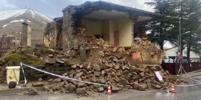 Bitlis’te sağanak yağışla bir taş ev yıkıldı