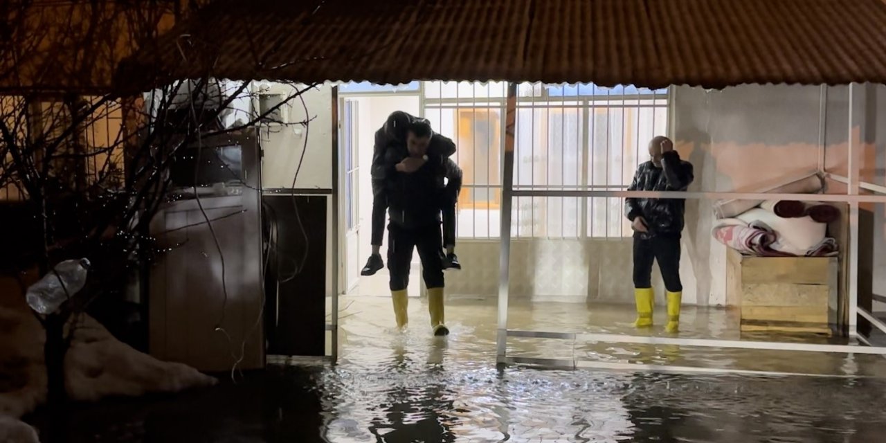 Yüksekova’da evi sular altında kalan Metin ailesi, akrabalarına sığındı