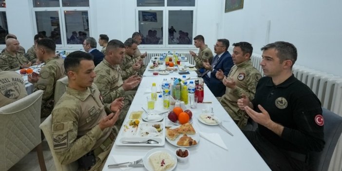 Hakkari Valisi Ali Çelik, jandarma personeliyle iftar yaptı