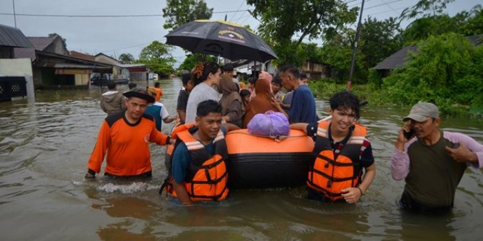 Endonezya'nın Orta Java bölgesinde sel yaklaşık 40 bin kişiyi yerinden etti