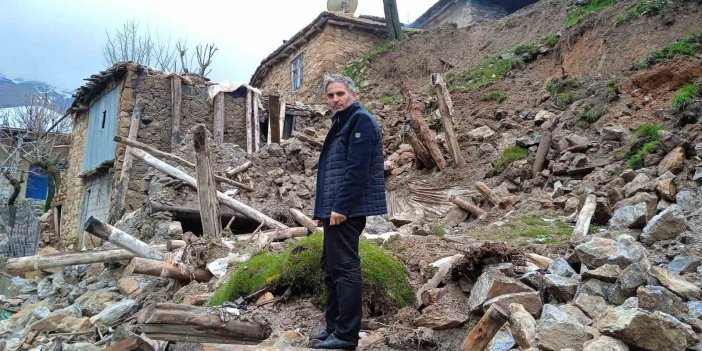 Sason'da sağanak yağış nedeniyle iki katlı kerpiç ev çöktü