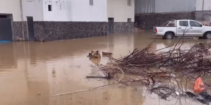 Elazığ’da sağanak yağış hayatı felç etti