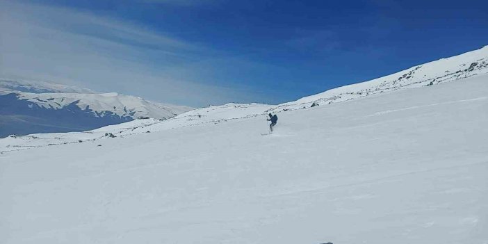 Ağrı Dağının zirvesine çıkan Alman dağcılar 4200 metrede kayak yaptılar