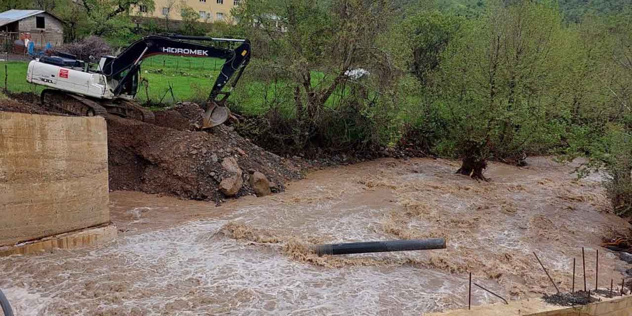 Derecik ilçesinde yağışlar kanalizasyon hattına zarar verdi