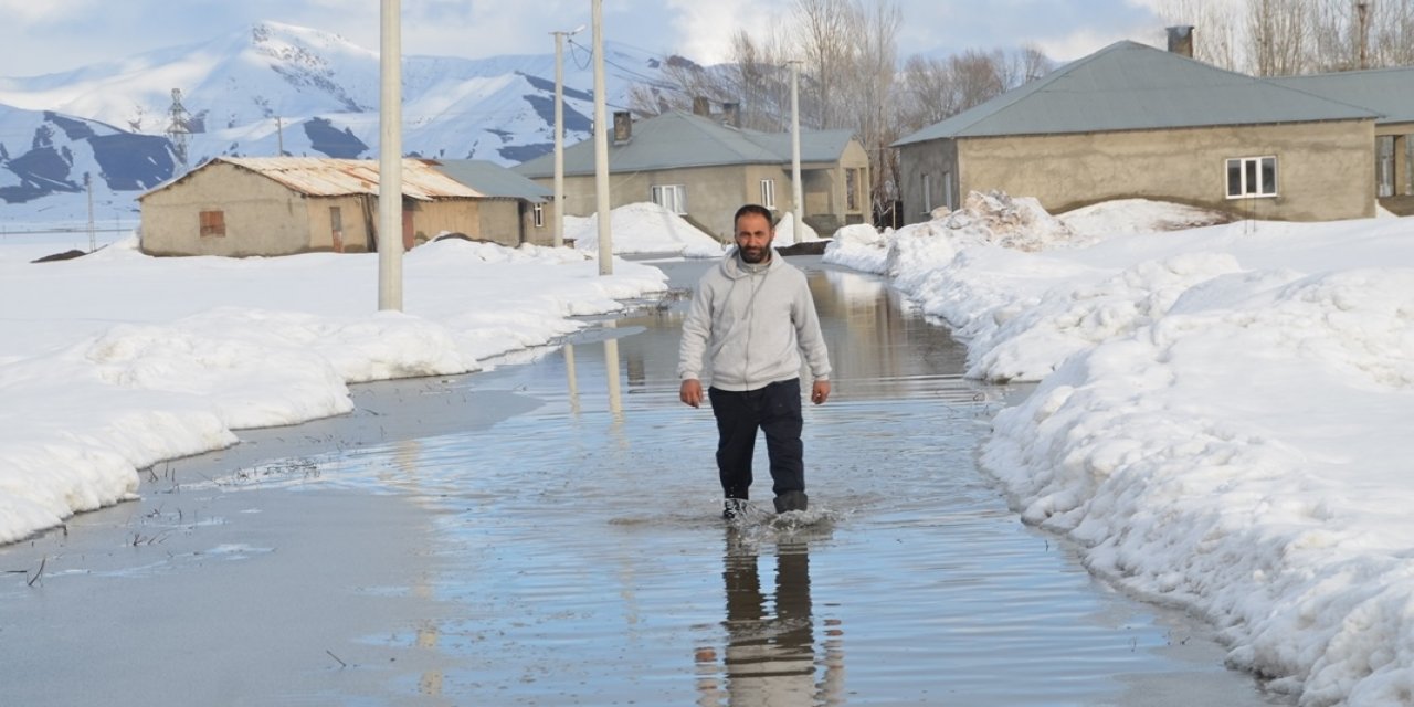 Yüksekova'da yağışlar ve kar suları nedeniyle bazı evleri su bastı