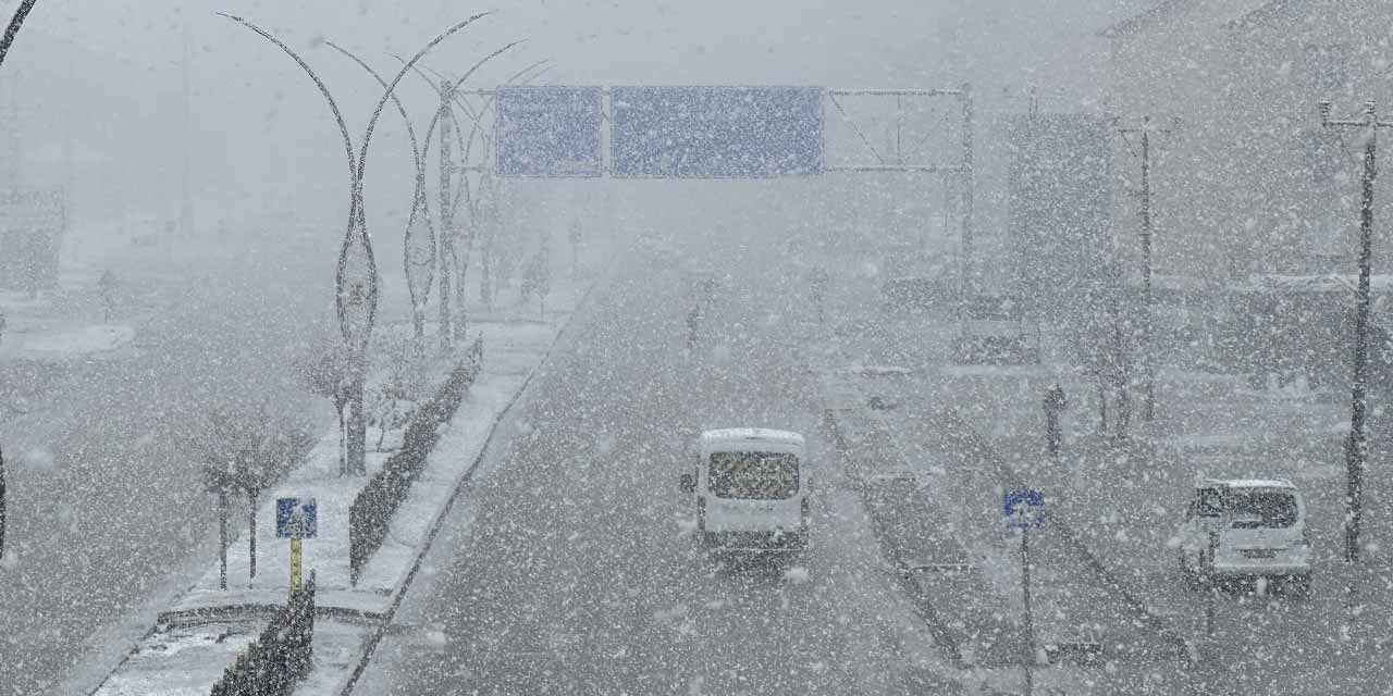Yüksekova’da yoğun kar yağışı