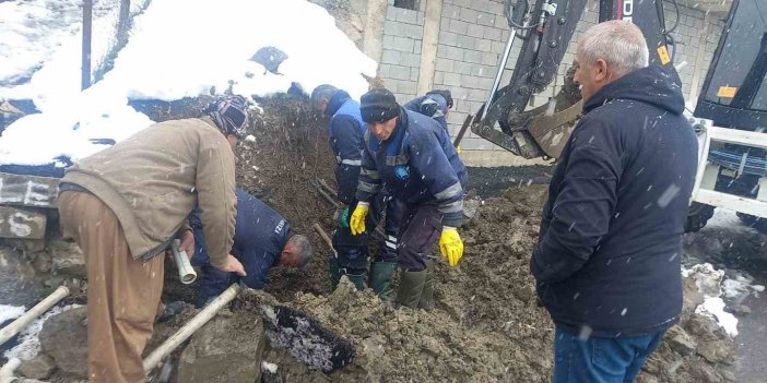 Belediye ekibi kar altında su arızasını giderdi