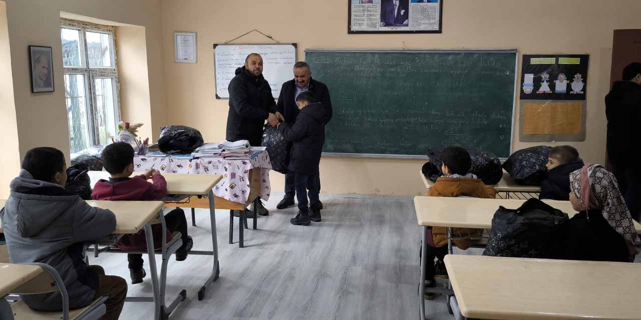 YEKDASDER, Şemdinli'de 81 öğrenciye kıyafet ve bot dağıttı