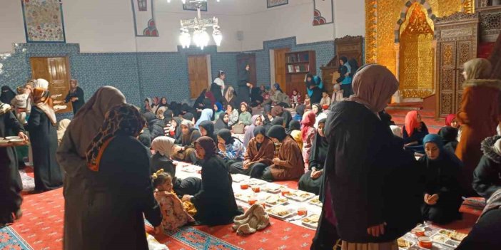 Van'daki kuran kursu öğrencileri camide iftar açtı