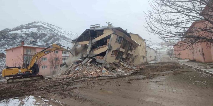 Tunceli'de, ağır hasarlı konutların yıkımına başlandı