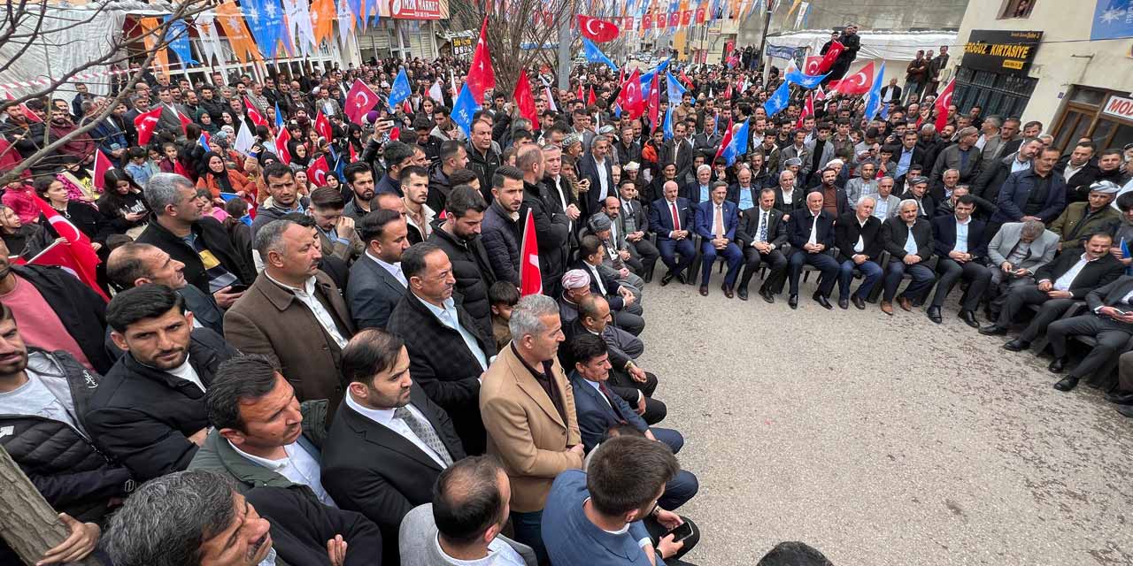 Ak Parti, Derecik'te halk buluşması gerçekleştirdi