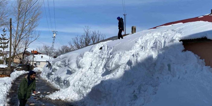 Karlıova'da etkili olan kar, tek katlı evleri kara gömdü