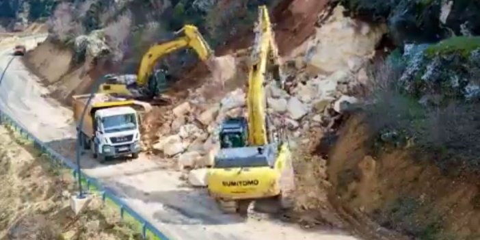 Diyarbakır'ın Eğil ilçesinde heyelan sonucu ulaşıma kapanan yol açıldı