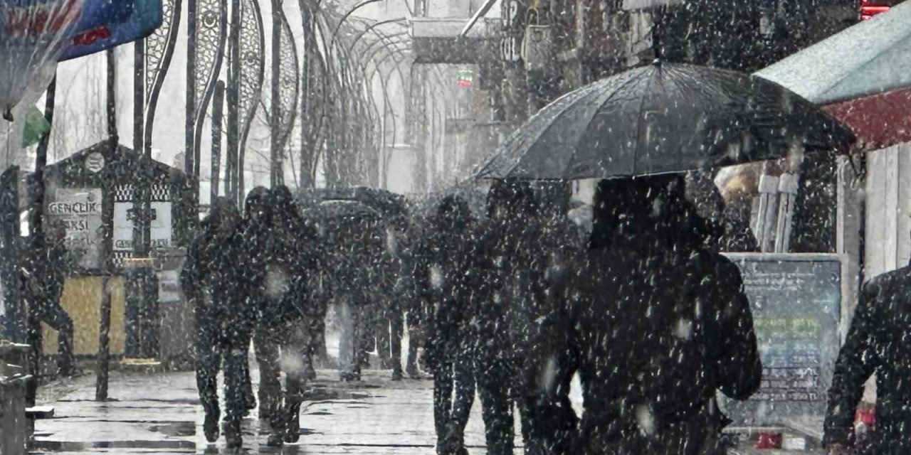 Yüksekova’da iftar vakti yoğun kar yağışı