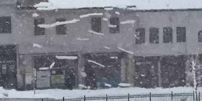 Bitlis’te çatıda biriken kar çığ gibi düştü