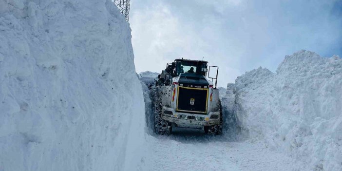 Yüksekova’da karla mücadele çalışmaları devam ediyor