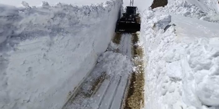 Kar kalınlığının 7 metreyi bulduğu üs bölgesi yollarında kar temizliği