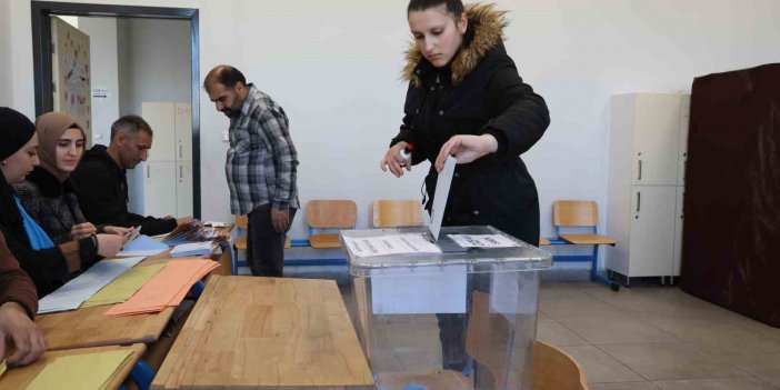 Elazığ’da yurttaşların oy kullanma işlemleri başladı