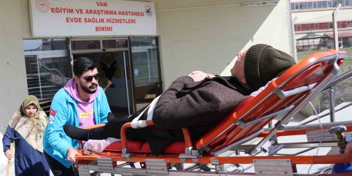 Van’daki hasta yurttaşlar oylarını sedye üzerinde kullandı