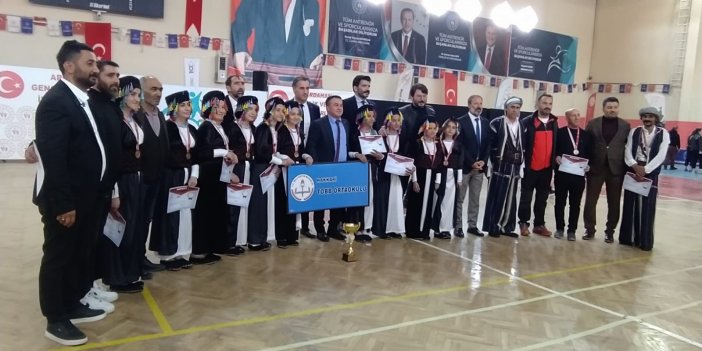 Hakkari'yi temsilen Ardahan'da yarışan folklor ekibi finale yükseldi