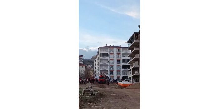 Bir inşaatın 5’inci katına çıkan kadını ekipler son anda ikna etti