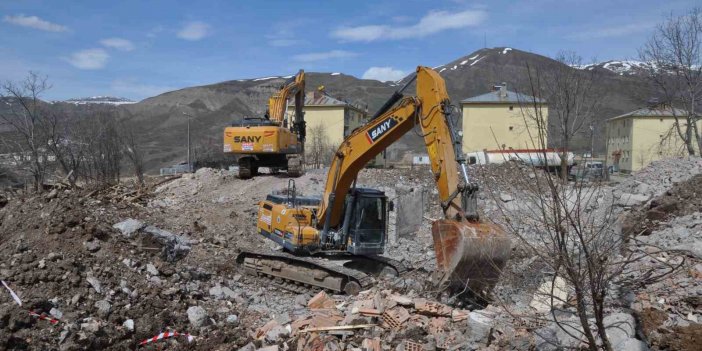 Pülümür'de ağır hasarlı binalar yıkılıyor