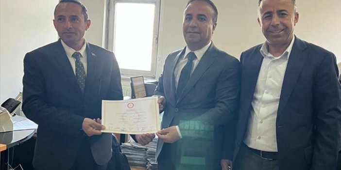 Büyükçiftlik Belediye Başkanı Çayan Çiçek, mazbatasını aldı