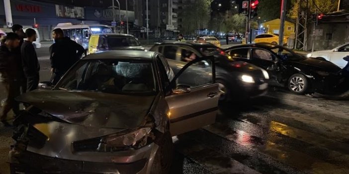 Diyarbakır Bağlar'da iki otomobil çarpıştı: 4 yaralı