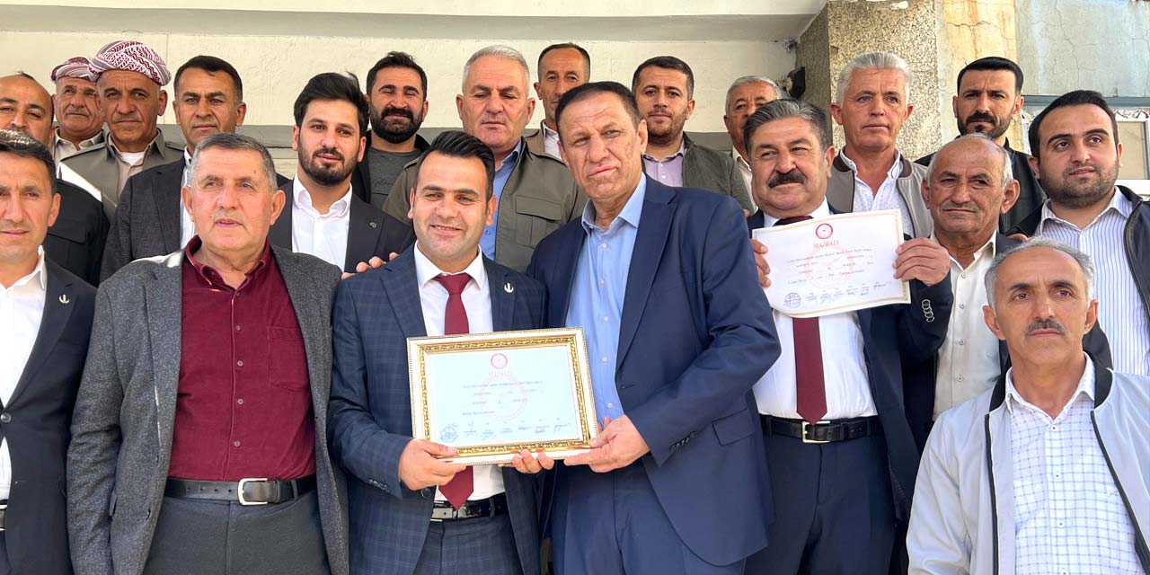 Derecik Belediye Başkanı Hasan Dinç mazbatasını aldı